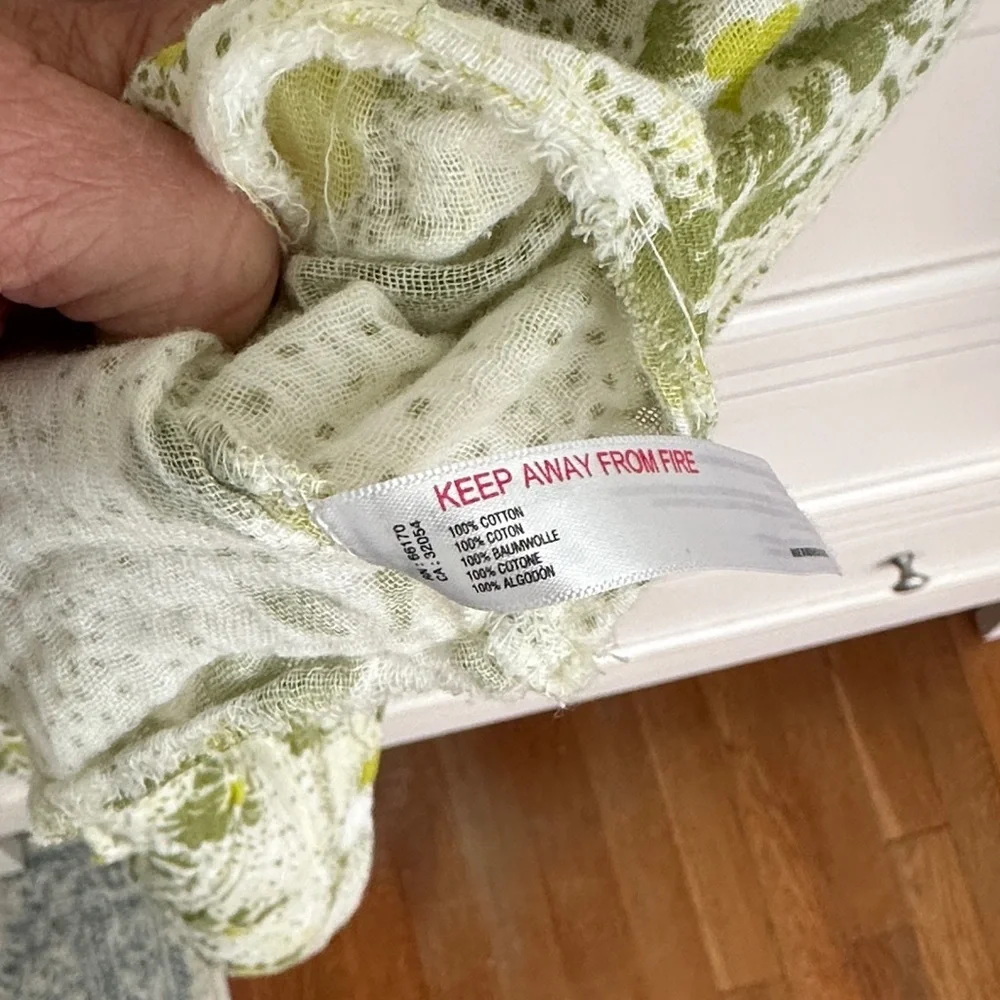 Like new Urban Outfitters Floral Green and White Women's Top - Picture 7 of 7